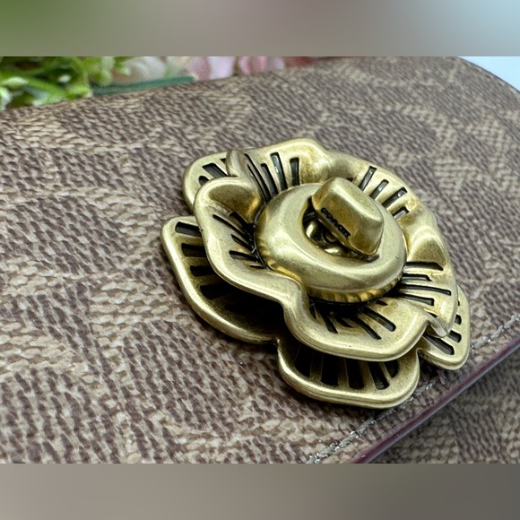 Coach Sunglass Signature Canvas Case - Picture 13 of 15